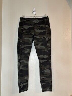 Athleta Camo Contender 7/8 Powerlift Tight, Size Small - Black/Olive Green